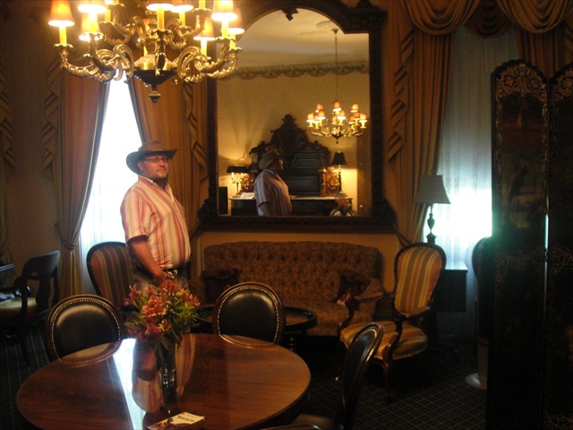 natchez__monmouth_plantation__patrick_frmeaux_dans_le_salon_du_gnral_sudiste.jpg